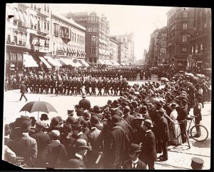 Vista da polícia marchando em uma parada da polícia de Nova York, Nova York, 1898 (impressão de gelatina de prata)